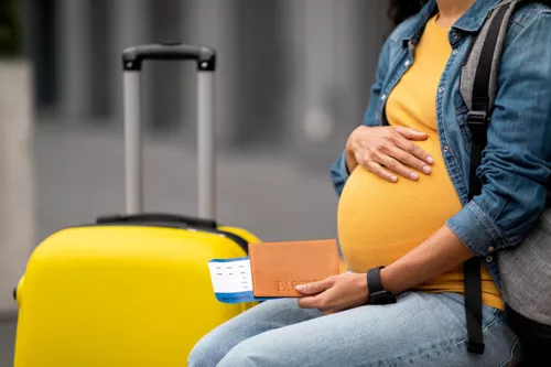 Comment voyager en avion quand on est enceinte ? Conseils et astuces